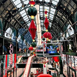 Конвейер для подарков в тематике фильма «Вилли Вонка и шоколадная фабрика»